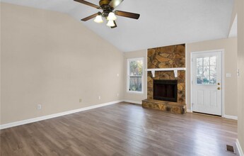 1332 Oak Knolls Dr in Fayetteville, NC - Foto de edificio - Building Photo