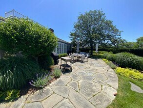 17 Burnell St in Nantucket, MA - Building Photo - Building Photo