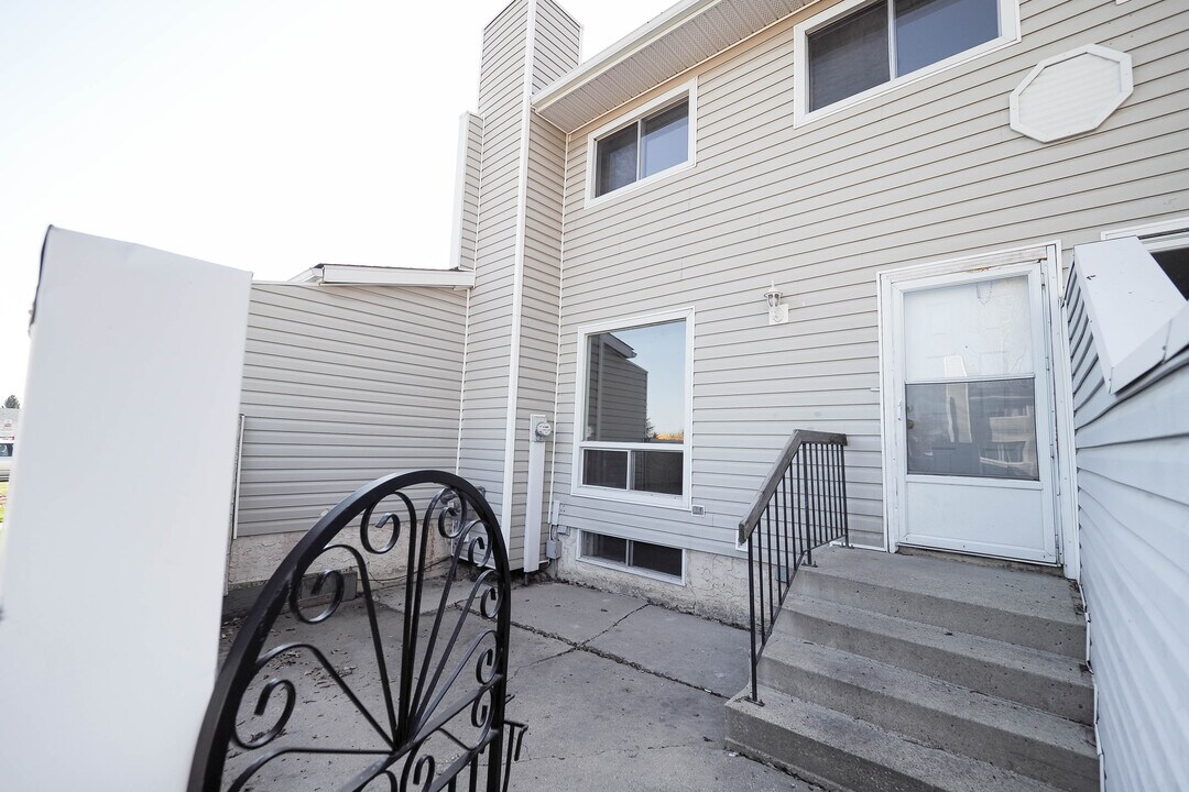 Knottwood Terrace in Edmonton, AB - Building Photo