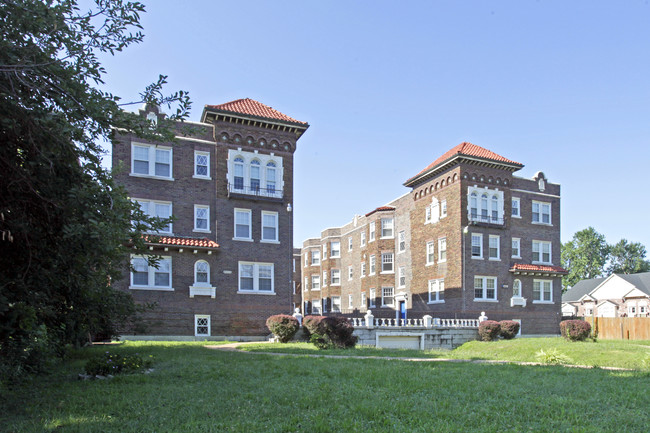 Traylor Chateau in St. Louis, MO - Building Photo - Building Photo