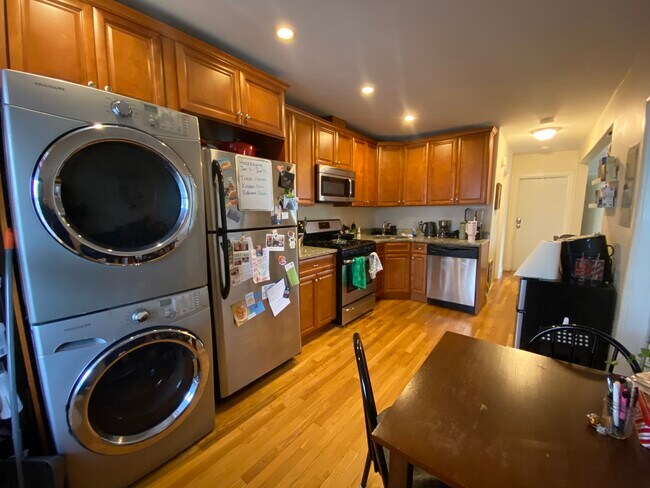 11 Leverett St, Unit 3 in Brookline, MA - Foto de edificio - Building Photo