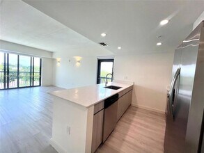 2285 SW 27th St in Miami, FL - Building Photo - Building Photo