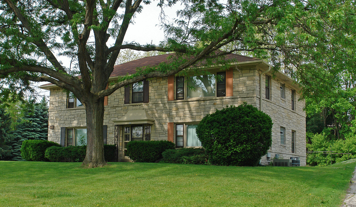 The Groves in Elm Grove, WI - Foto de edificio