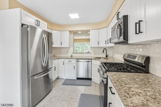 4 Tow Path Cres in Totowa, NJ - Building Photo - Building Photo