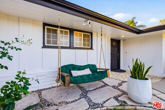 22428 Victory Blvd in Los Angeles, CA - Building Photo - Building Photo