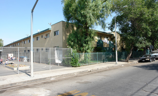 8845 Langdon Ave in North Hills, CA - Foto de edificio - Building Photo