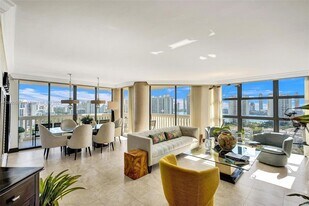 1000 W Island Blvd in Aventura, FL - Building Photo