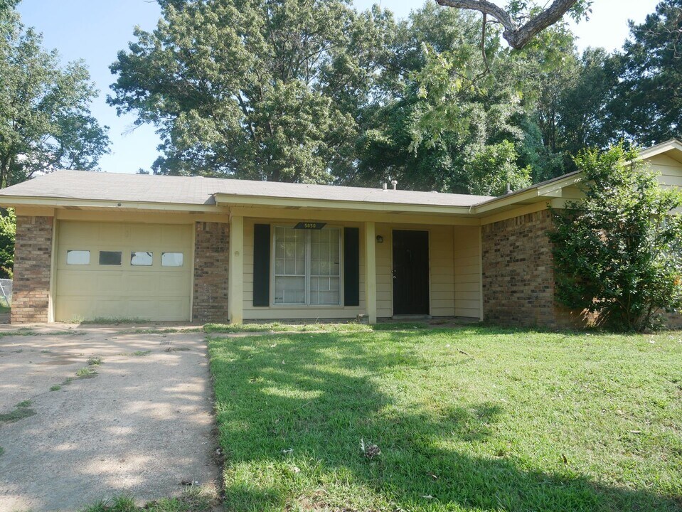 5850 Cherokee Dr in Horn Lake, MS - Building Photo