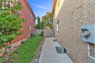 2255 Grand Ravine Dr in Oakville, ON - Building Photo - Building Photo