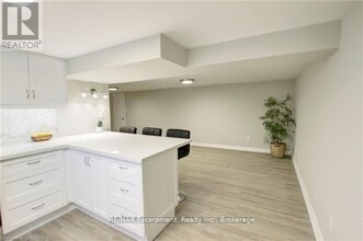 2093 Maplewood Dr in Burlington, ON - Building Photo - Building Photo