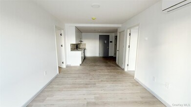 70-40 45th Ave in Queens, NY - Foto de edificio - Building Photo