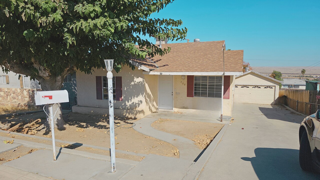 708 Philippine St in Taft, CA - Building Photo