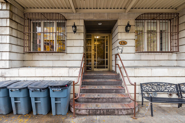 136 Wallabout St in Brooklyn, NY - Foto de edificio - Building Photo