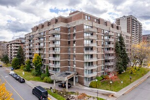 5790 Rembrandt Ave in Côte-St-Luc, QC - Building Photo