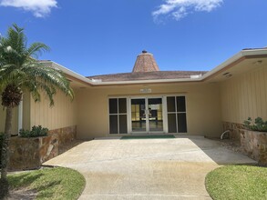 500 Village Green Cir W in Palm Springs, FL - Foto de edificio - Building Photo