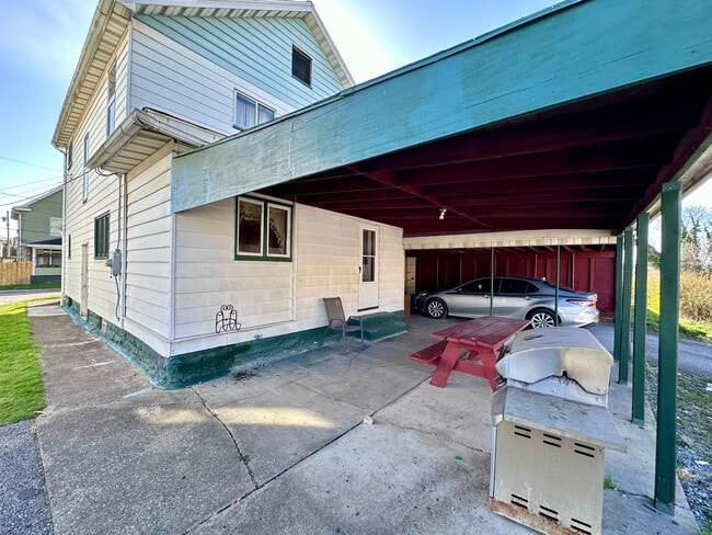 411 Bartram Ave in New Castle, PA - Foto de edificio - Building Photo