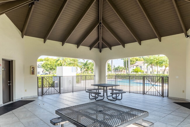 Midway Point Apartments in Miami, FL - Foto de edificio - Building Photo