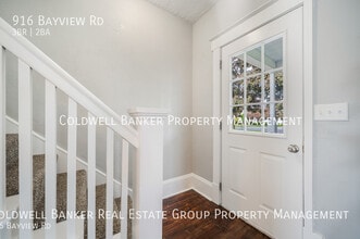 916 Bayview Rd in Neenah, WI - Foto de edificio - Building Photo
