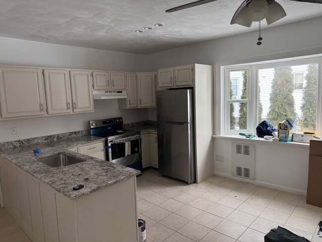 35 Haynes St, Unit 1 in Worcester, MA - Foto de edificio - Building Photo