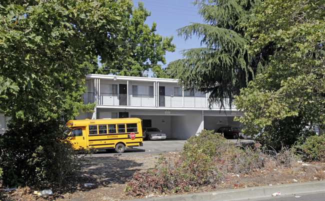 9225 Bancroft Ave in Oakland, CA - Building Photo - Building Photo