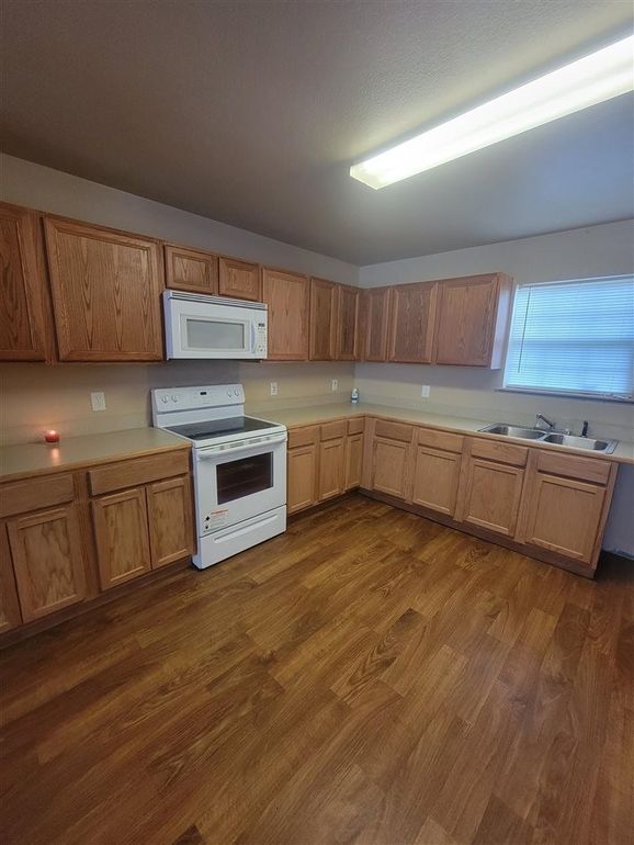 8611 FM 1416 in Bon Wier, TX - Foto de edificio - Building Photo