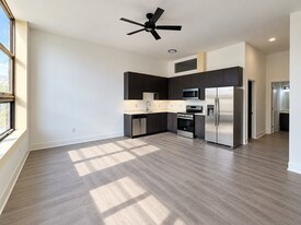 19 N Broadway in Aurora, IL - Building Photo