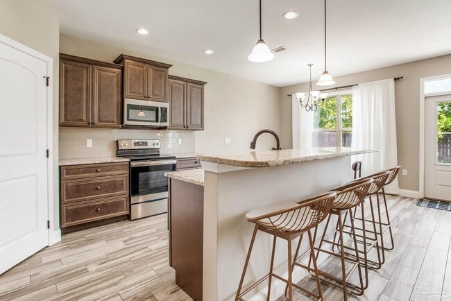 215 Green Dr in Mary Esther, FL - Foto de edificio - Building Photo