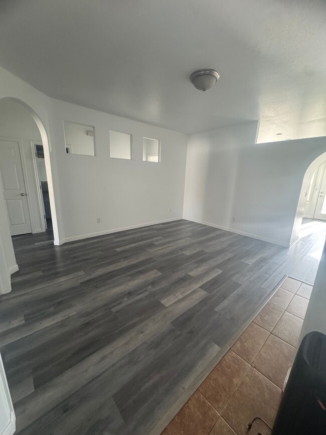 property at 214 Foxboro Dr W