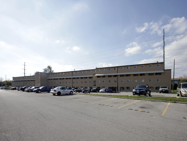 2260 Bromsgrove Rd in Mississauga, ON - Building Photo - Building Photo