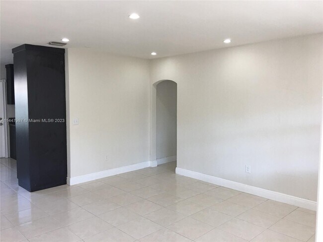 61 NW 44th St, Unit 61 in Miami, FL - Building Photo - Building Photo