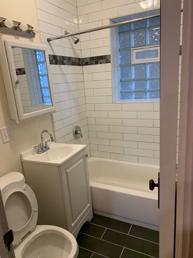2110 N Saint Louis Ave, Unit 2 in Chicago, IL - Building Photo - Building Photo