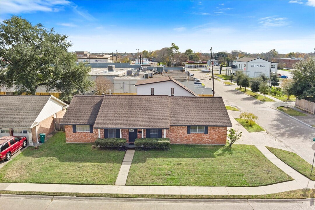 1502 Dabney Dr in Pasadena, TX - Foto de edificio