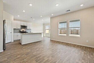 1702 Miller Ter in Lockhart, TX - Foto de edificio - Building Photo