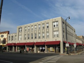 100-108 S Genesee St in Waukegan, IL - Building Photo - Building Photo