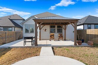 172 Gullivers Dr in Elgin, TX - Building Photo - Building Photo