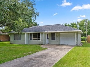 2112 Hillcrest Dr in Bay City, TX - Building Photo - Building Photo