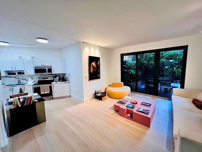 1121 Crandon Blvd, Unit D105 in Key Biscayne, FL - Foto de edificio - Building Photo