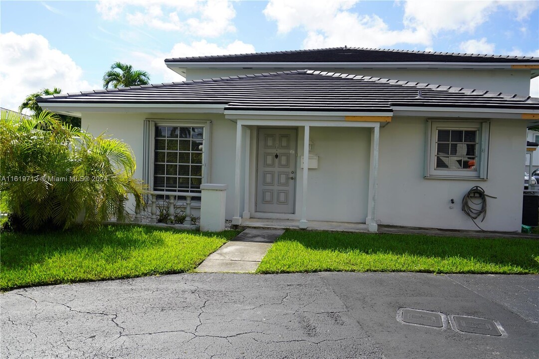 8050 Camino Ct in Miami, FL - Foto de edificio