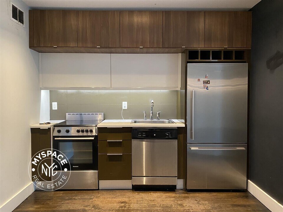 146 Meserole St, Unit 2K in Brooklyn, NY - Building Photo