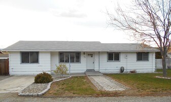 11 Jefferson Ave in Rock Island, WA - Building Photo