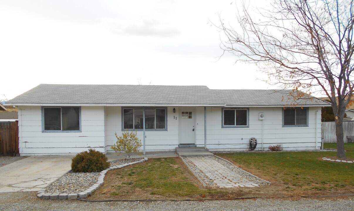11 Jefferson Ave in Rock Island, WA - Building Photo