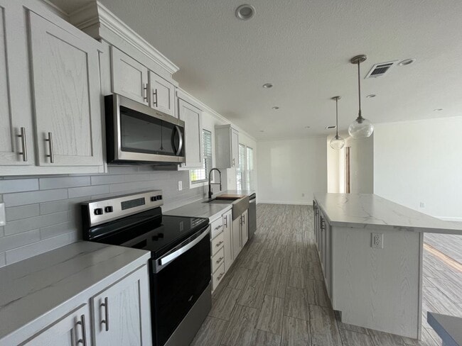 112 Leopard Ln in North Fort Myers, FL - Building Photo - Building Photo