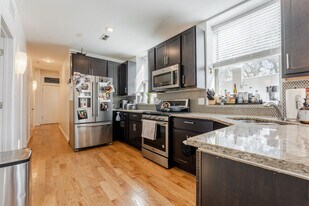 1806 W Grand Ave, Unit 2 in Chicago, IL - Building Photo