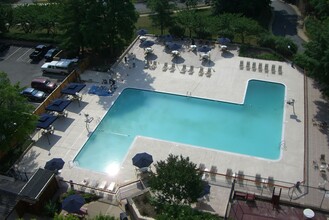5500 Holmes Run Pky, Unit 813 in Alexandria, VA - Building Photo - Building Photo
