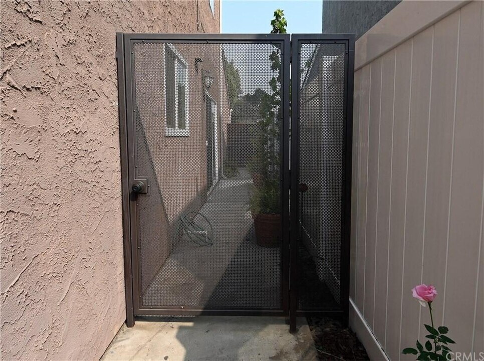 3335 Myrtle Ave in Signal Hill, CA - Building Photo