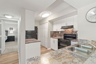 Palmetto Place in Miami, FL - Foto de edificio - Building Photo