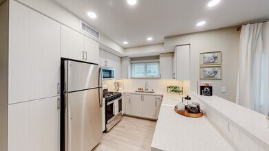 Chase Knolls in Sherman Oaks, CA - Building Photo - Building Photo