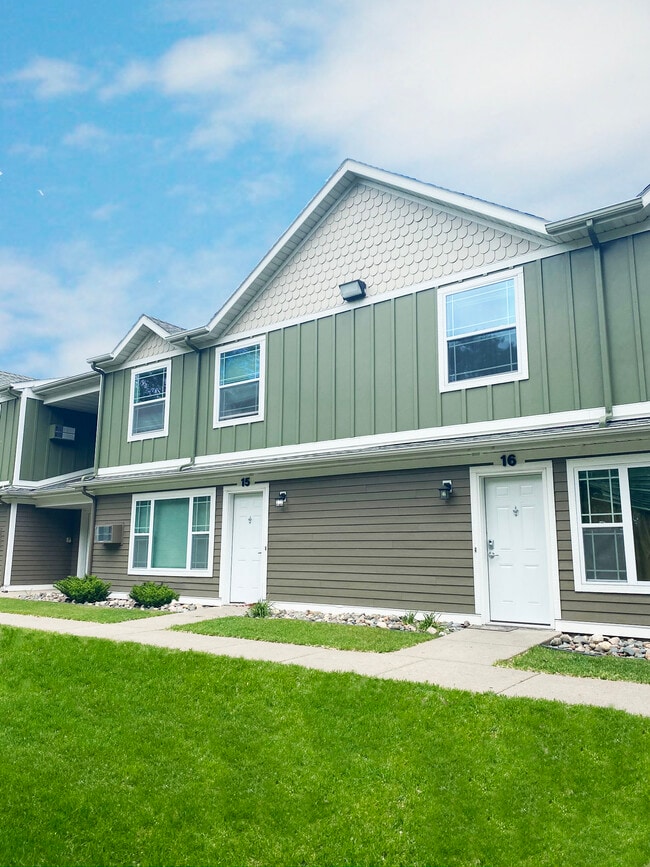Woodland Village Townhomes in St. Cloud, MN - Foto de edificio - Building Photo