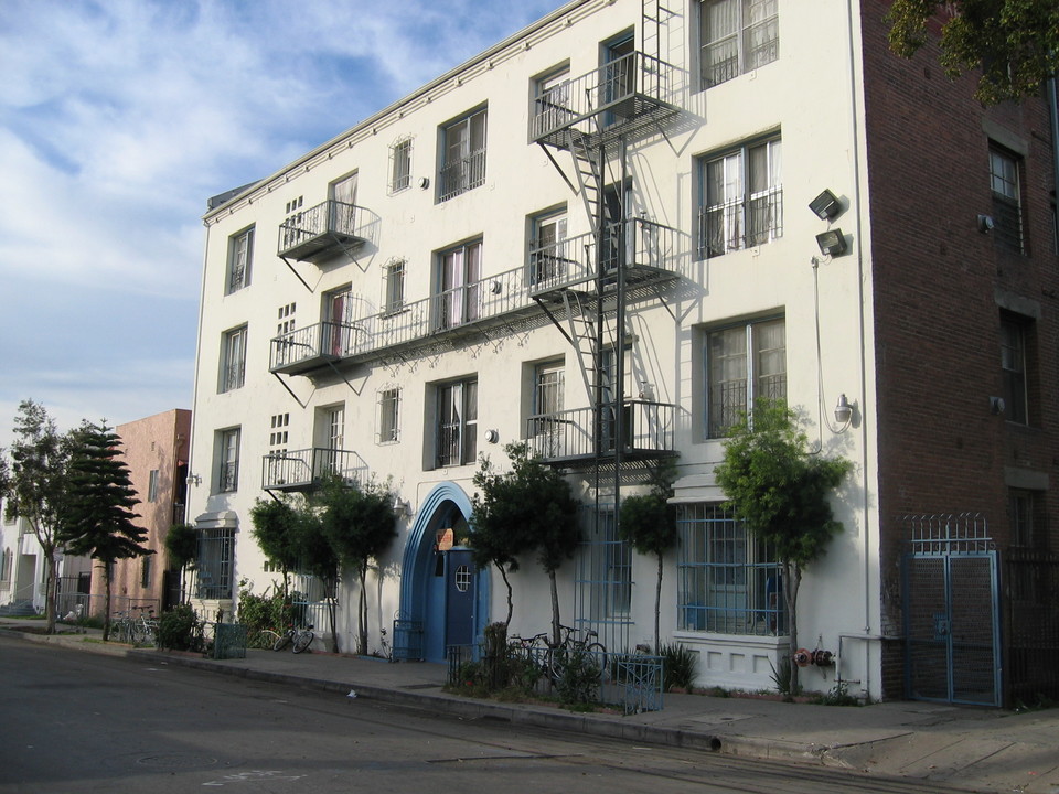 Serrano Place in Los Angeles, CA - Building Photo