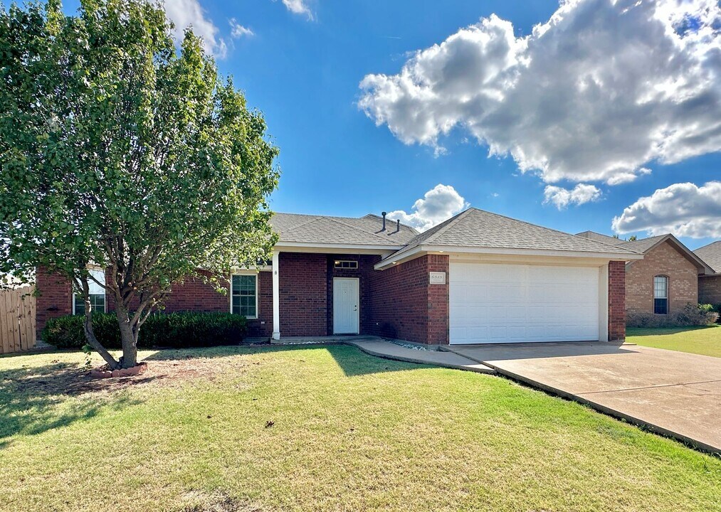 6818 SW Drakestone Blvd in Lawton, OK - Building Photo